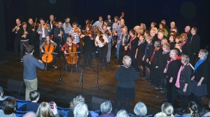 Folkjubel hette Hembygdsgillets jubileumskonsert den 28 november 2012. I finalnumret fanns alla medverkande på scenen.